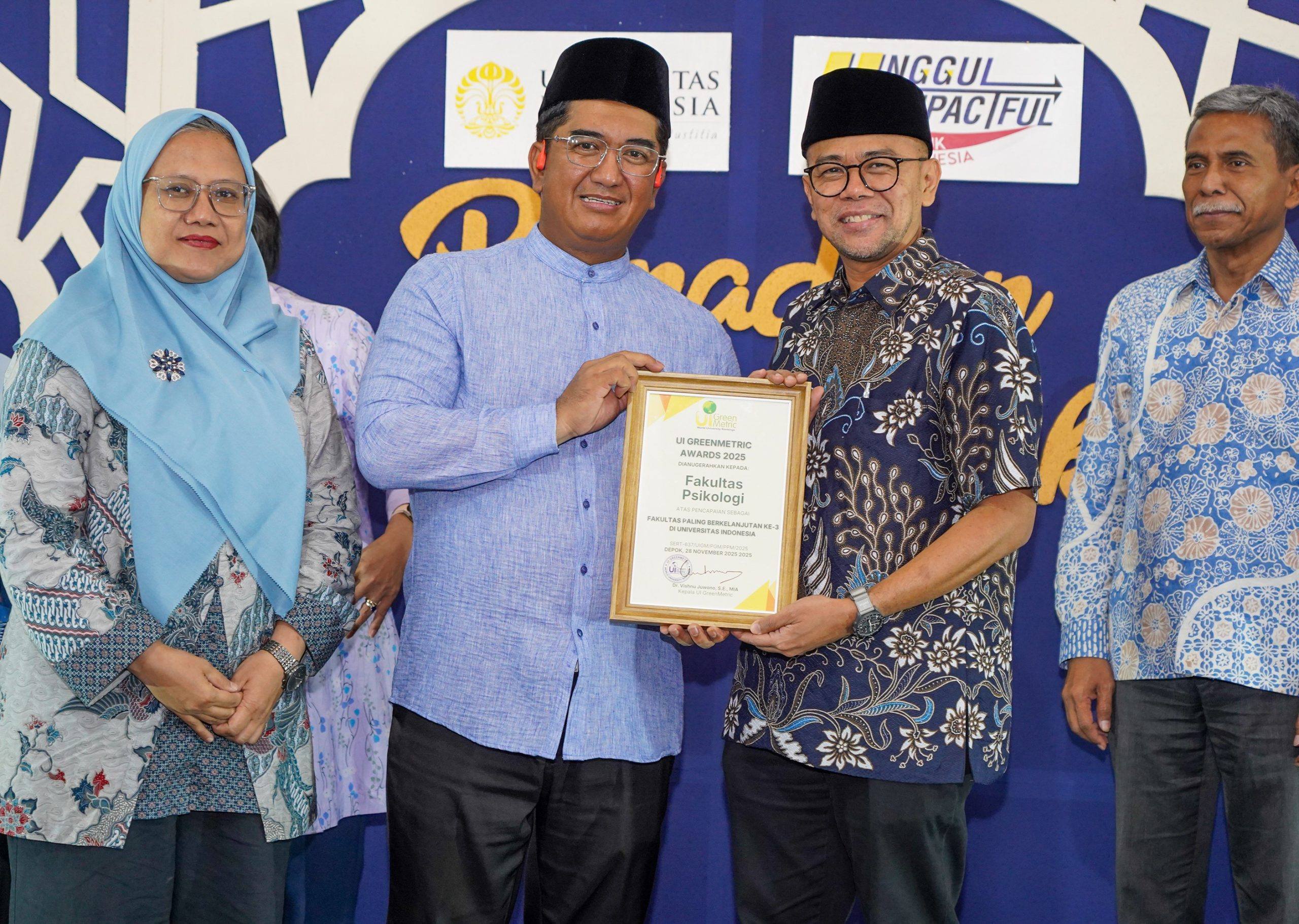 Penyerahan UI GreenMetric Awards 2025 kepada Fakultas Psikologi UI sebagai Fakultas Paling Berkelanjutan Ke-3 di Universitas Indonesia